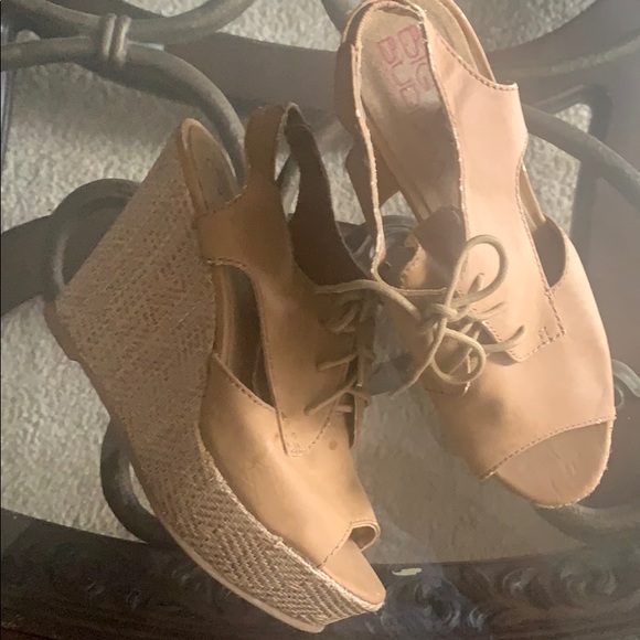 ❄️WINTER SALE PRICE $15❄️ Tan Wedge Sandals - Picture 2 of 7